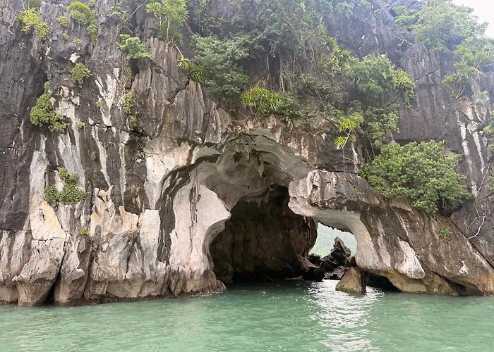 Oris Cruises - Bai Tu Long Private Journeys 